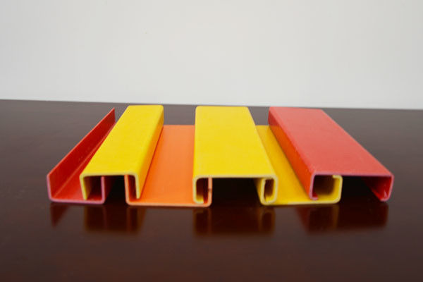 Các hồ sơ FRP Pultruded tùy chỉnh hình dạng C Khả năng chống va chạm tuyệt vời,Các kênh Frp C Pultruded đa màu